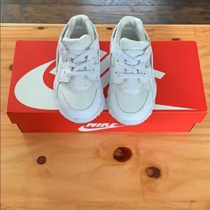 White Nike Huarache Run (Toddler👟)